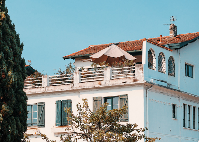 Façade avec terrasse d'un logement Home Exchange en voyage à Saint Jean de Luz au Pays Basque