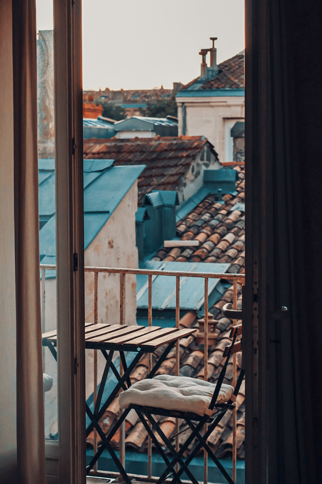 Vue sur les toits depuis un logement à Bordeaux échangé via Home Exchange